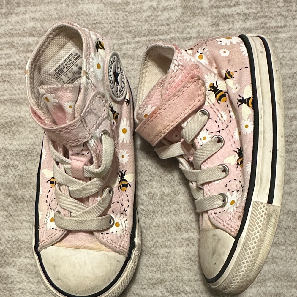Girls converse pink! My little one love them needs cleaning, play date ready!